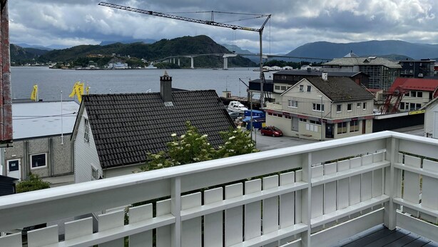 A coastal town with a bridge, buildings, and a body of water. - Beautiful holiday home in the center of Måløy (Vestland)