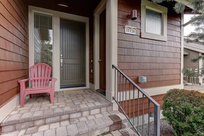 Exterior detail - Eagle Crest Resort Townhome, Pool Access, Nearby Golf, Pickleball, Tennis, Large patio, Fireplace (Redmond)