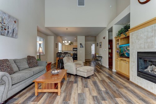 Eagle Crest Townhome, Large spacious patio, Cozy Fireplace, Open floor plan