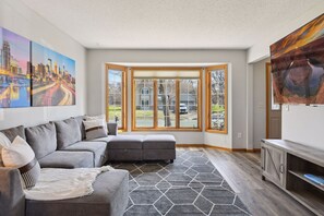 Smart-tv, eldstad, tv-spel och Netflix