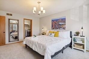 4 عدّة غرف نوم وخزنة داخل الغرفة ومكتب ومكواة/لوح كي