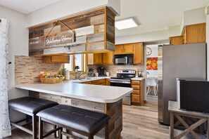 ثلاجة، ميكروويف، فرن، موقد طهي مسطح