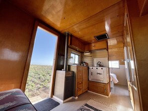 Toallas, jabón, shampoo, papel de baño 