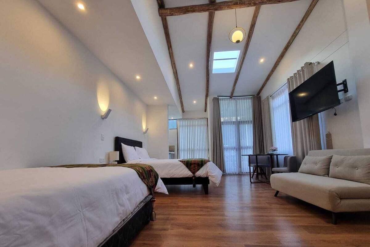 Habitación familiar, 1 habitación, para no fumadores, vista a la montaña | Edredón, camas Select Comfort y espacio para trabajar con laptop