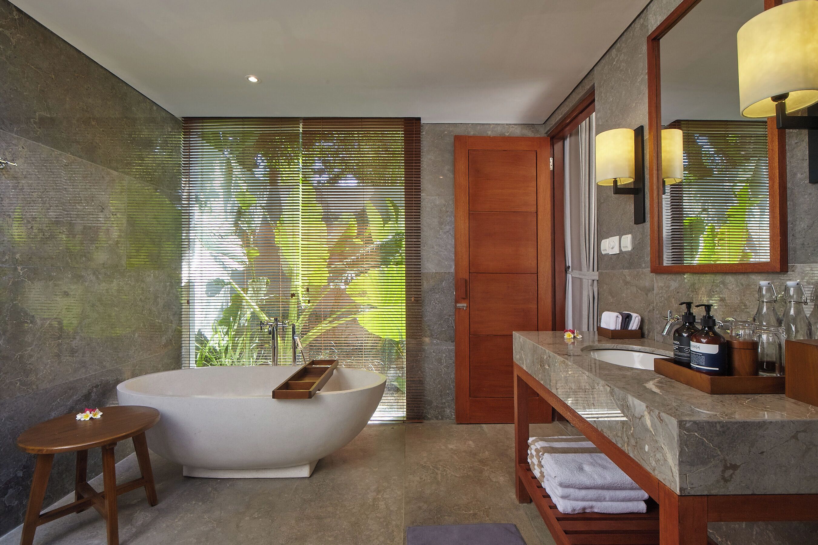 Un baño moderno con una bañera independiente, un tocador con espejo y una zona de ducha.