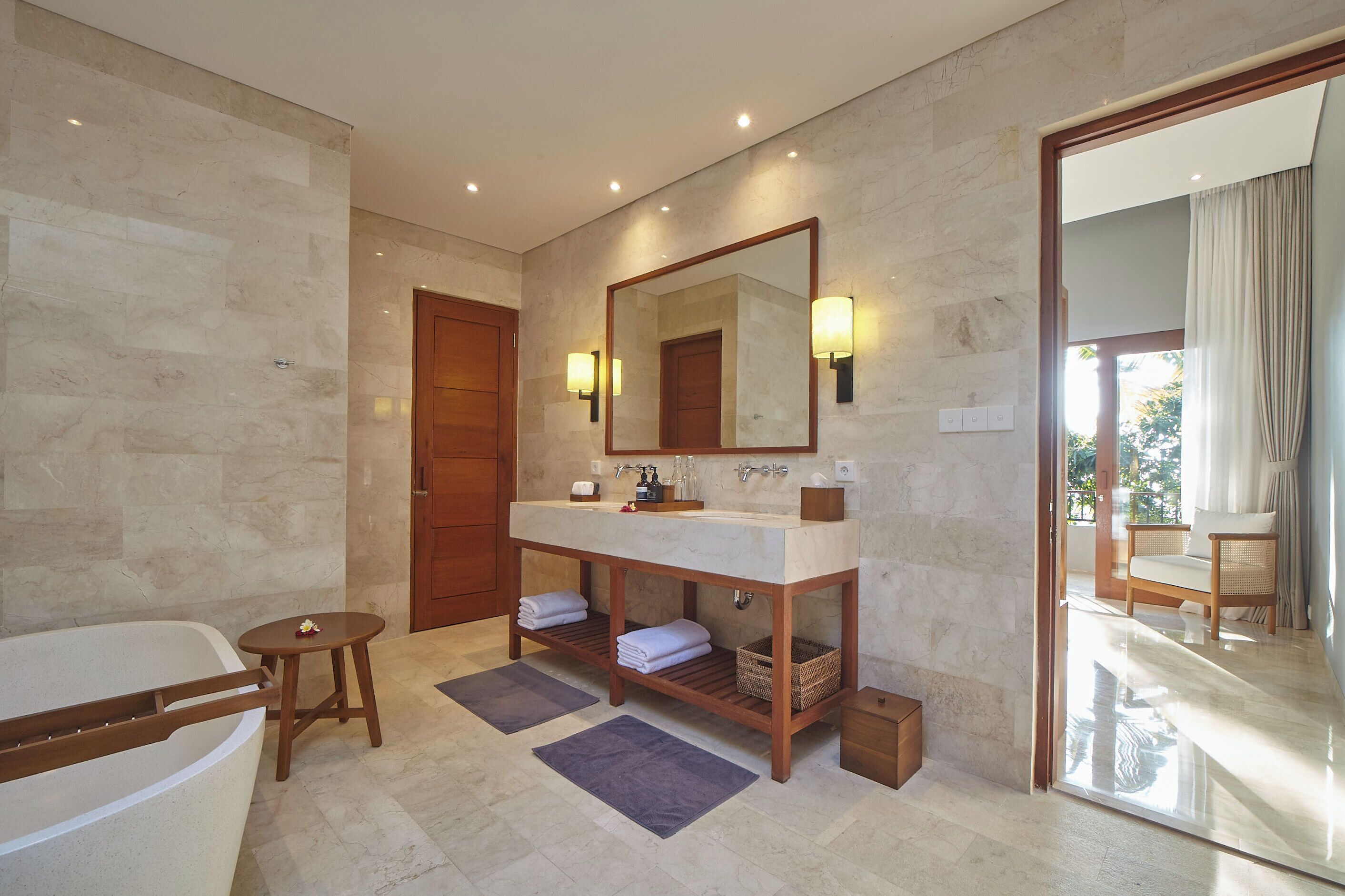 Junior Studio Suite | Bathroom | Separate tub and shower, rainfall showerhead, hair dryer, slippers