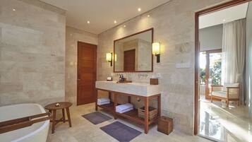 Junior Studio Suite | Bathroom | Separate tub and shower, rainfall showerhead, hair dryer, slippers
