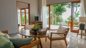 Deluxe-Villa, 2 Schlafzimmer | Wohnbereich | 32-Zoll-LCD-Fernseher mit Digitalempfang, Fernseher, Videospielkonsole