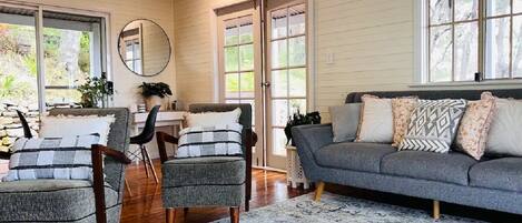 Una Smart TV, una chimenea, Netflix, servicios de streaming