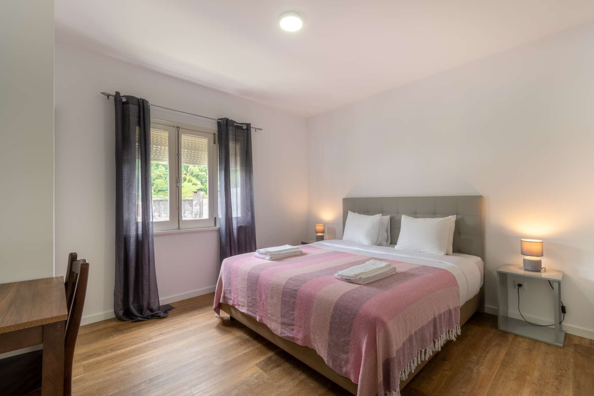 4 bedrooms, iron/ironing board, bed sheets