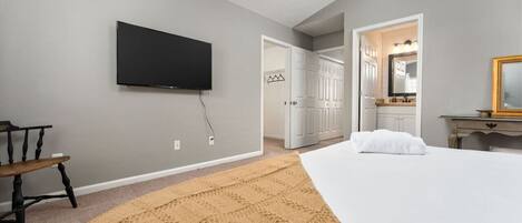 4 chambres, bureau, fer et planche à repasser, lit parapluie