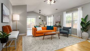 Tv, eldstad, tv-spel och ett bordtennisbord