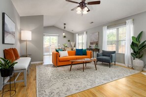 Televisión, chimenea, videojuegos, mesa de ping pong