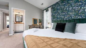 4 slaapkamers, een bureau, een strijkplank/strijkijzer, reisbedje