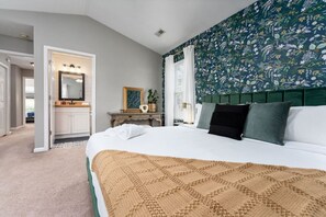 4 habitaciones, escritorio y tabla de planchar con plancha