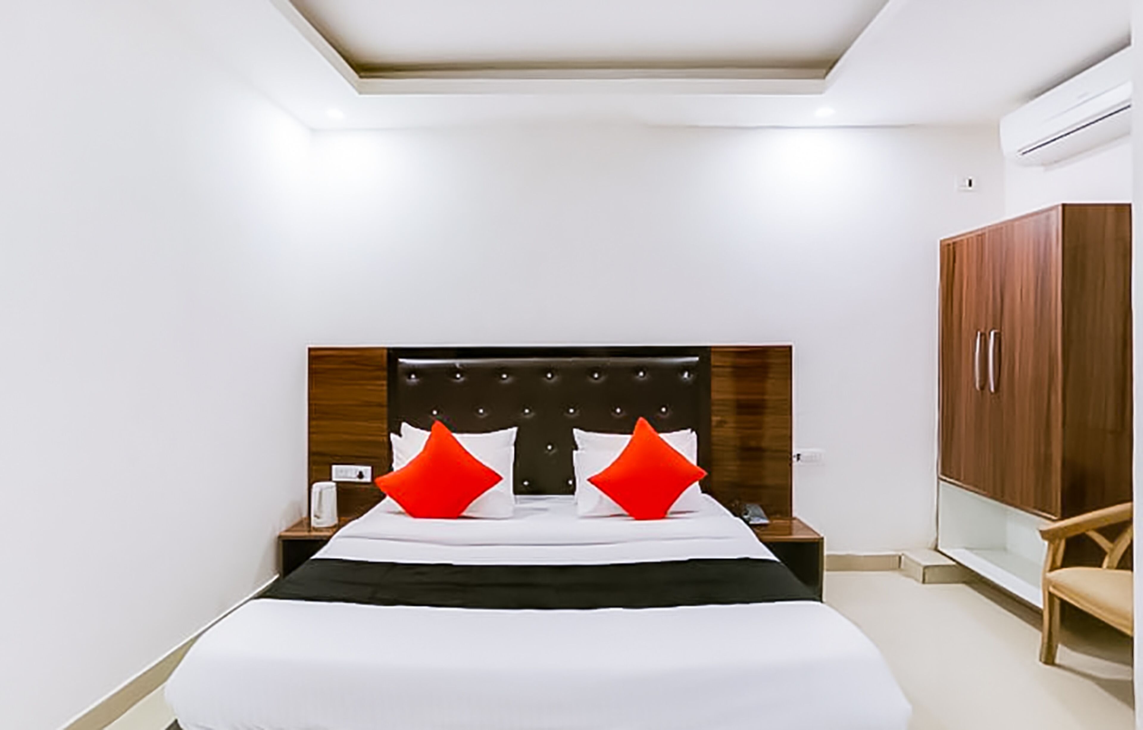 Roomshala 036 Hotel Orlov