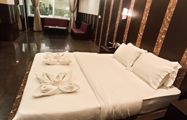 Deluxe Double Room | Minibar, soundproofing, free WiFi, bed sheets - Goroomgo Subhashree Gangtok (Gangtok)