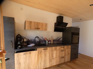 Frigorifero, forno, piano cottura, lavastoviglie