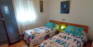 3 عدّة غرف نوم ومكواة/لوح كي وواي فاي وملاءات أسرّة