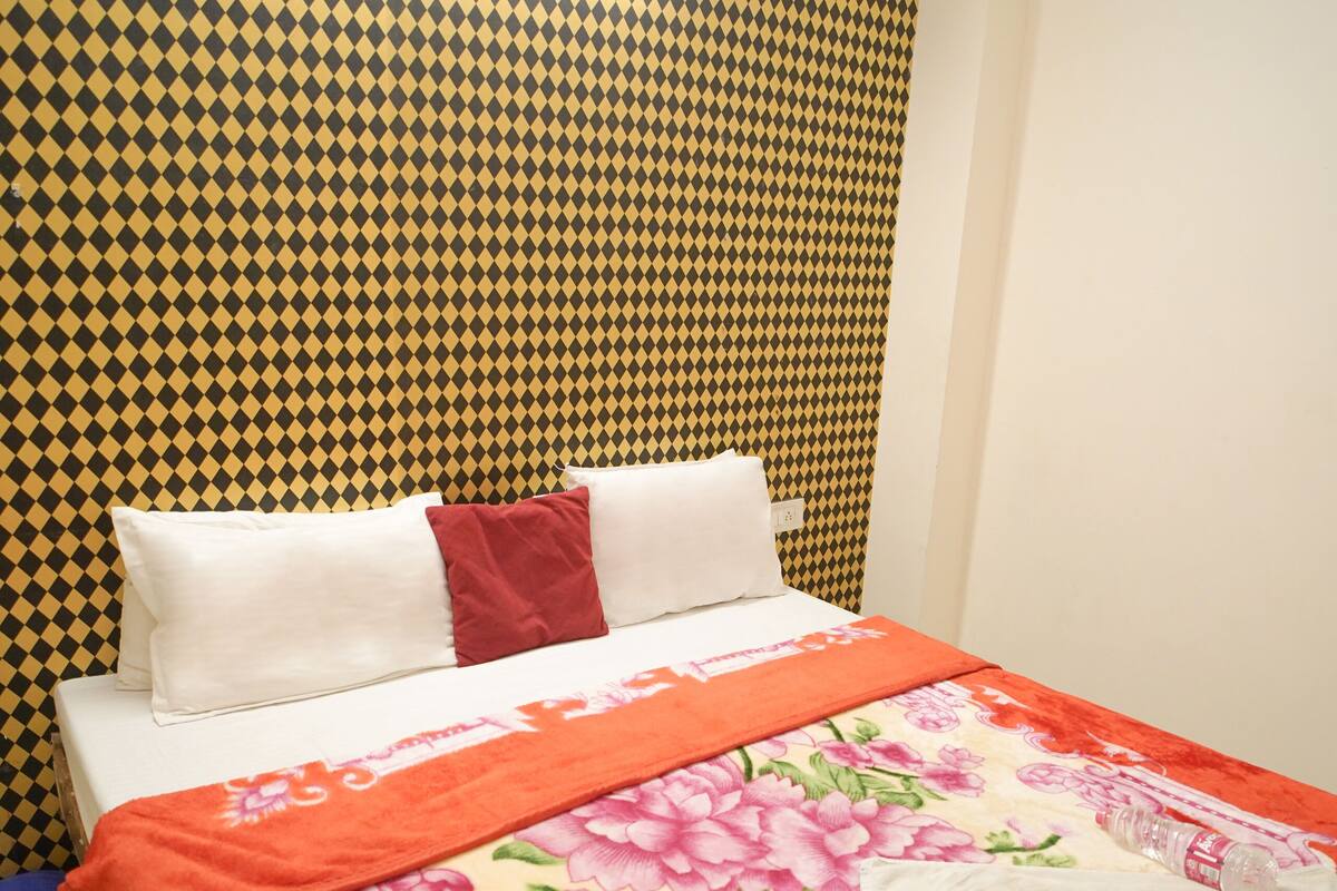 Soundproofing, free WiFi, bed sheets