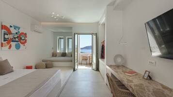 Habitación cuádruple superior, varias camas, lanai, vistas al mar | Caja fuerte, escritorio, sistema de insonorización y wifi gratis