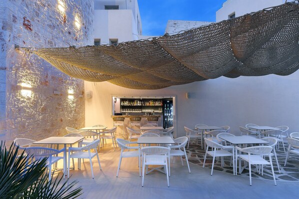 Bar im Pool