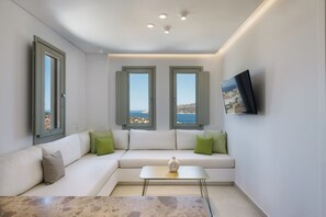 Familiesuite, 1 soverom, terrasse, sjøutsikt | Safe på rommet, skrivebord, lydisolert og wi-fi (inkludert)