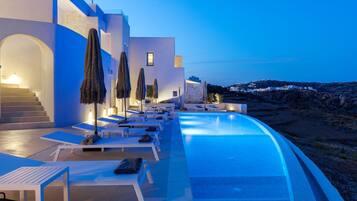 Una piscina al aire libre de temporada