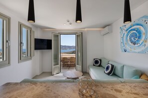 Familiesuite, 1 soverom, terrasse, sjøutsikt | Safe på rommet, skrivebord, lydisolert og wi-fi (inkludert)