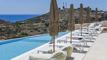 Una piscina al aire libre de temporada