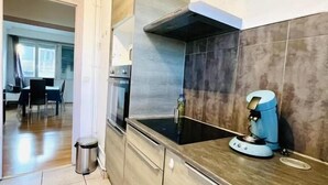 Wasserkocher mit Kaffee-/Teezubehör, Kühlschrank, Mikrowelle, Ofen