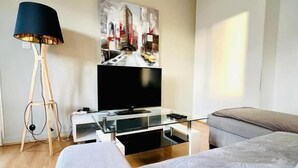 2 Schlafzimmer, Schreibtisch, Bügeleisen/Bügelbrett, kostenloses WLAN