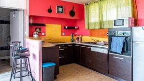 Cafeteira/chaleira, geladeira, micro-ondas, fogão