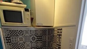 Cafetière/bouilloire, réfrigérateur, micro-ondes, plaque de cuisson