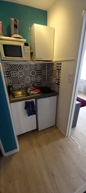 Kühlschrank, Mikrowelle, Herdplatte, Wasserkocher mit Kaffee-/Teezubehör