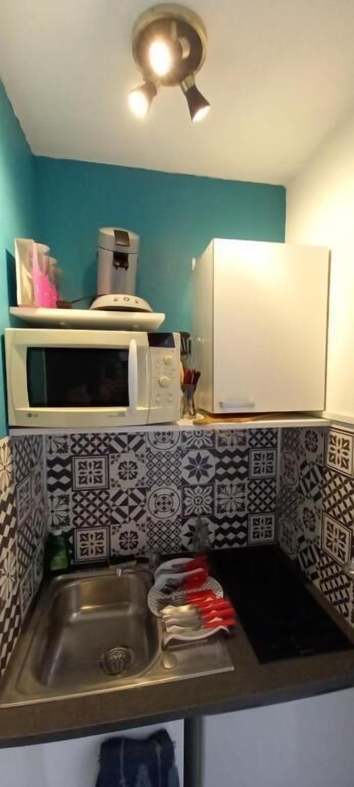 Frigorífico, microondas, placa de cocina y cafetera o tetera