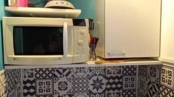 Frigorífico, microondas, placa de cocina y cafetera o tetera