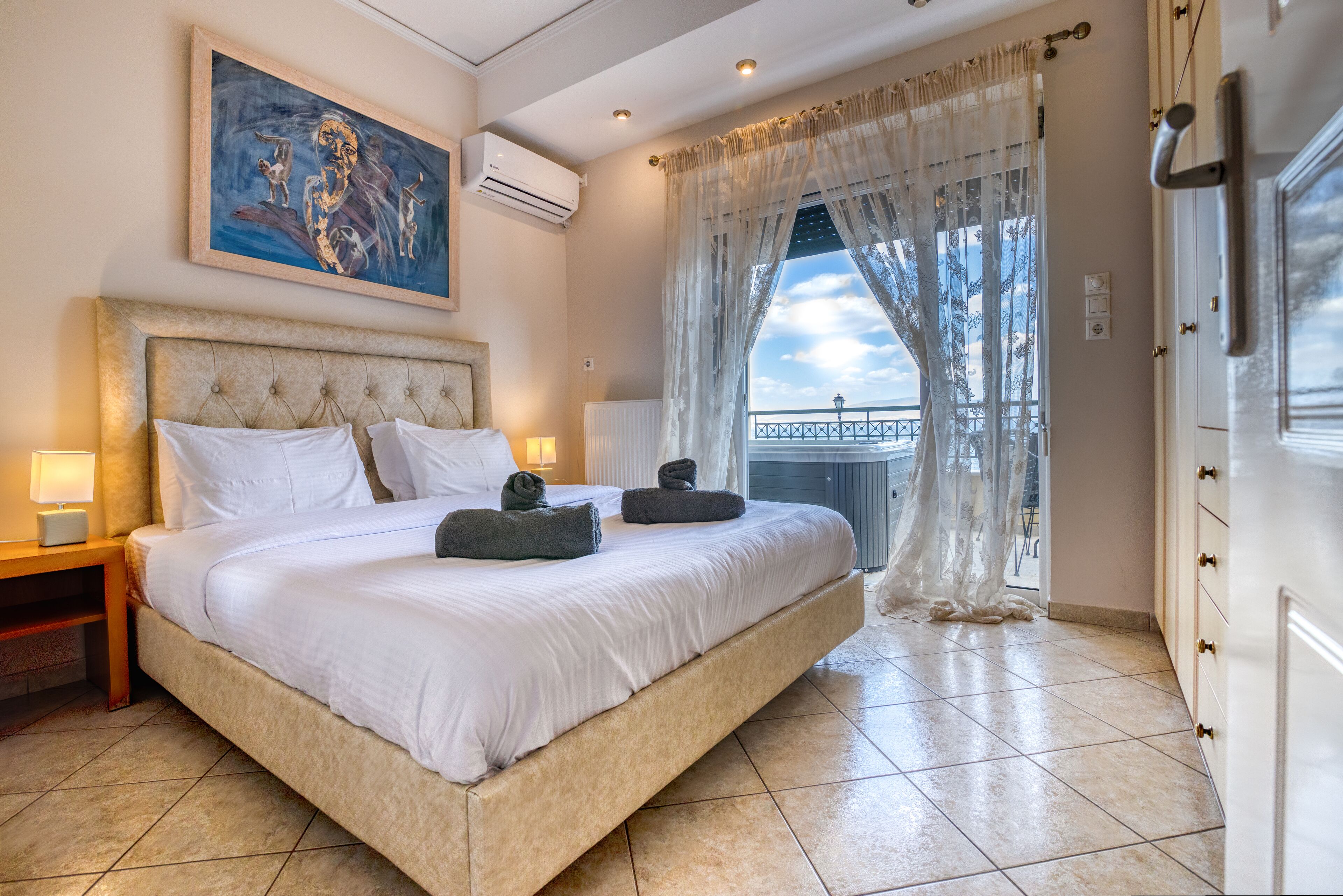 Suite estudio Deluxe | Decoración personalizada y espacio para trabajar con laptop 