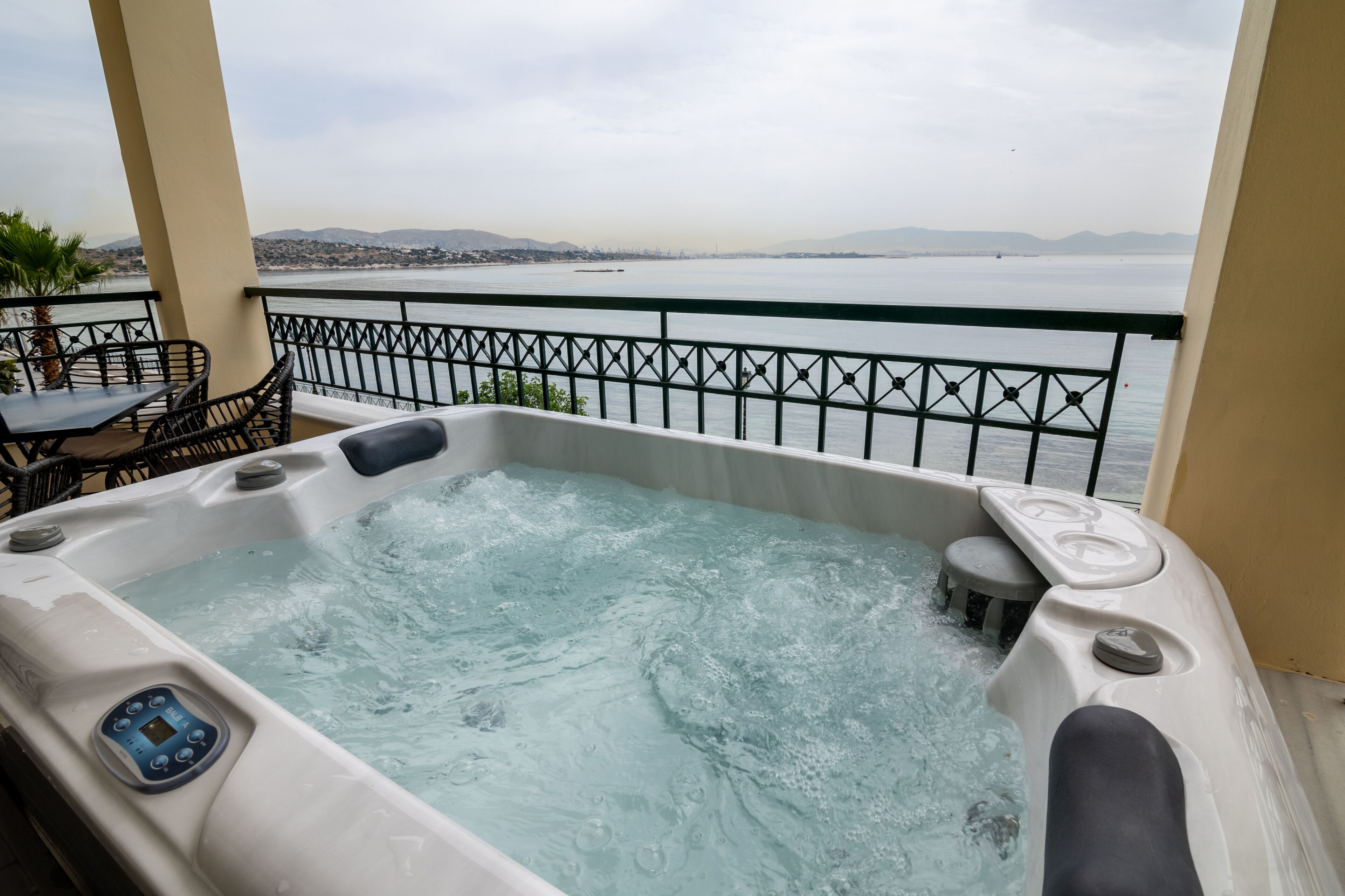 Deluxe Studio Suite | Jetted bathtub