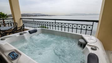 Deluxe Studio Suite | Jetted bathtub