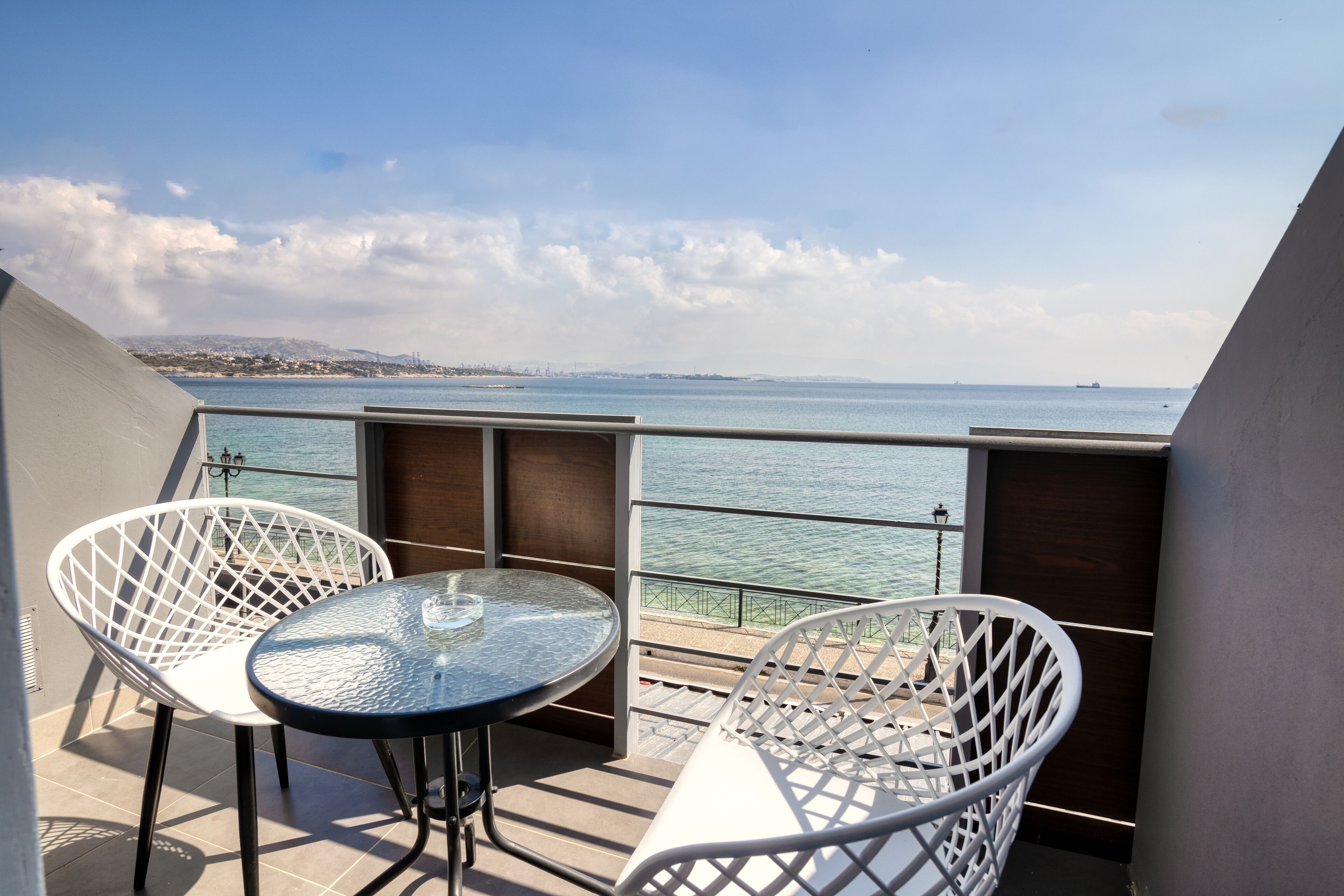 Basic-Doppel- oder -Zweibettzimmer | Individuell dekoriert, laptopgeeigneter Arbeitsplatz