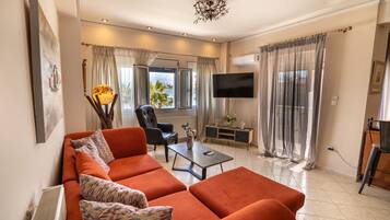 Deluxe-Studiosuite | Individuell dekoriert, laptopgeeigneter Arbeitsplatz