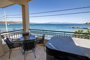 Deluxe Studio Suite | Individually decorated, laptop workspace, soundproofing, free WiFi