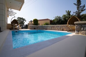 Una piscina al aire libre de temporada
