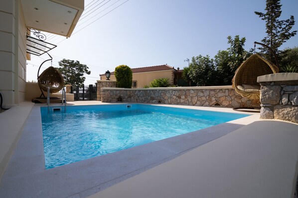 Seasonal outdoor pool - Votsalakia Hotel & Luxury Apartments (Salamis)