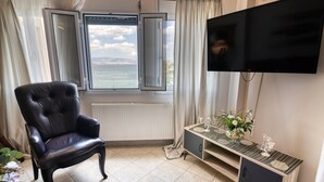 デラックス スタジオスイート | ノートパソコン  用作業スペース、防音設備、WiFi (無料)、客室ごとに異なる装飾