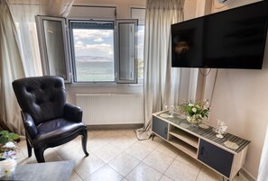 Decoración personalizada y espacio para trabajar con laptop 