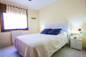 3 bedrooms, bed sheets - ROGER Apartment Cambrils (Cambrils)