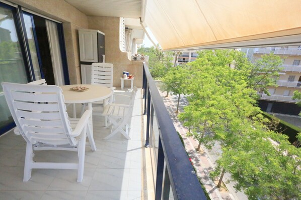 Outdoor dining - ROGER Apartment Cambrils (Cambrils)