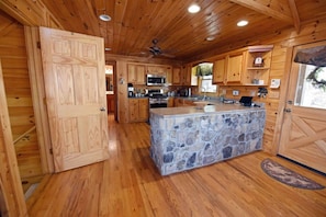 Køleskab, mikrobølgeovn, ovn, kogeplade